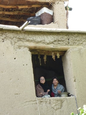 Aquila Nazari, la directrice du centre de femmes Hazara à Sharak où se trouve le second projet de broderie nous rend visite (g) et Lailuma(d)