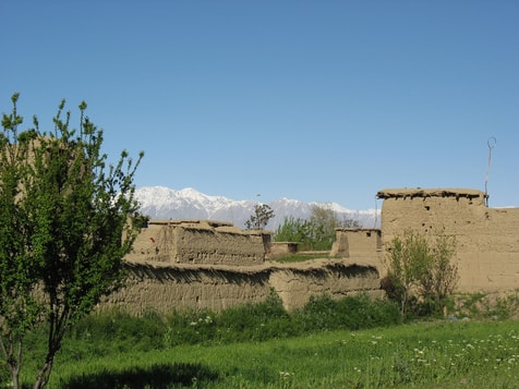 Qala à l'extérieur du  village de Qala-e-kona en juin