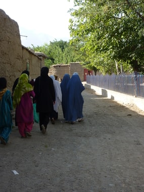 Les femmes rentrent à la maison en groupe