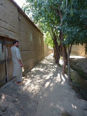 Ruelle du village de Sufian pain longée par un petit canal