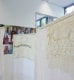 Blick in die Ausstellung in Freiburg bei Quilt star im Sommer 2011, bestickten Vorderteile von  Tshaderis als Mobile montiert